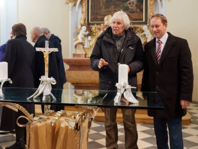 2016, Kostel sv. Barbory v Zábřeze, žehnání oltáře, s Otmarem Olivou.JPG